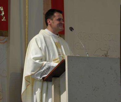 Ksiądz zbiera makulaturę. Robi to, żeby pomóc dzieciom