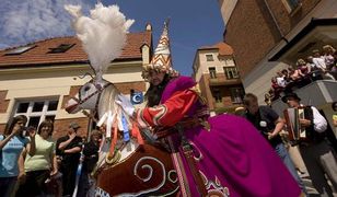 Zobacz jak lajkonik harcuje po ulicach Krakowa