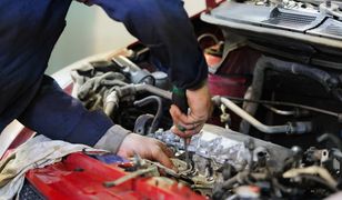 Zażądał natychmiastowej naprawy auta. Mechanik odmówił, więc klient chwycił za kątownik