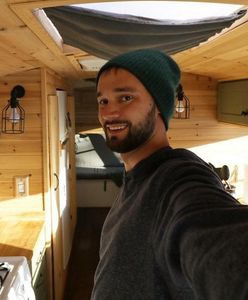 25-latek zamienił stary szkolny autobus w dom na kółkach. Zwiedza nim USA