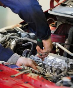 Zażądał natychmiastowej naprawy auta. Mechanik odmówił, więc klient chwycił za kątownik