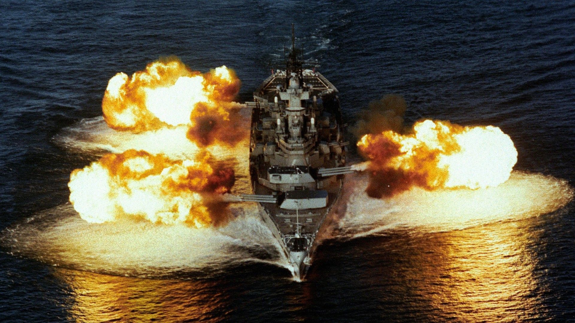 USS "New Jersey" strzelający z dział artylerii głównej 