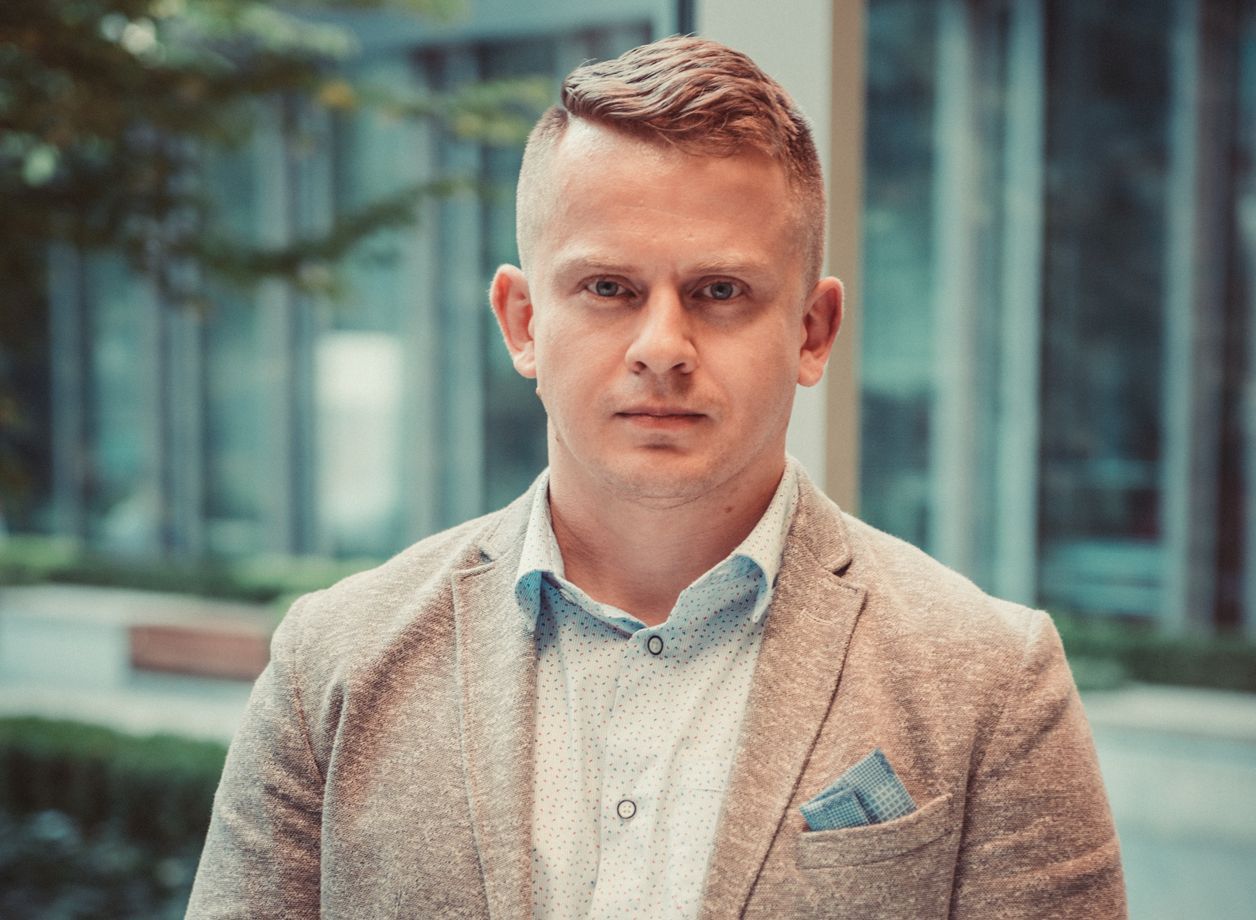 O autorze: Piotr Mieśnik - z dziennikarstwem związany od 20 lat. Pracował w największych firmach medialnych w Polsce. Autor trzech książek. Obecnie p.o. redaktora naczelnego Wirtualnej Polski. 