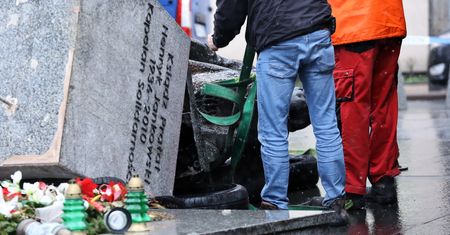 Zniszczyli pomnik ks. Jankowskiego. Usłyszeli zarzuty