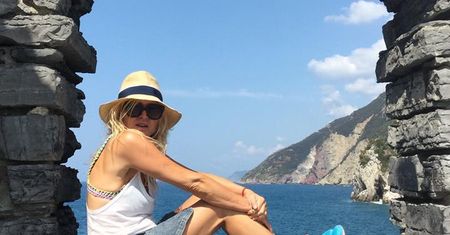 Monika Olejnik w dżinsowej mini. To jest ciuch dla 61-latki?