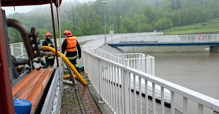 Zbiornik w Wilkowicach prawie pękł przez nawałnice. Konieczna rozbiórka