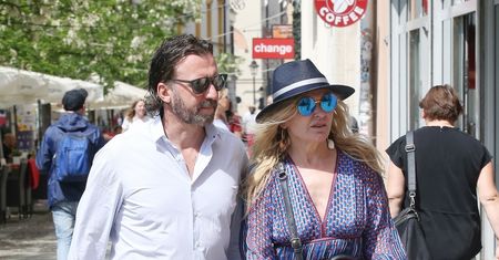 Olejnik w rozwiązanych butach spaceruje po Krakowie. Partner nie odstępował jej na krok