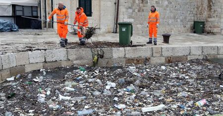 Obrzydliwe zdjęcie z Chorwacji. Plaża w Dubrowniku tonie w śmiechach