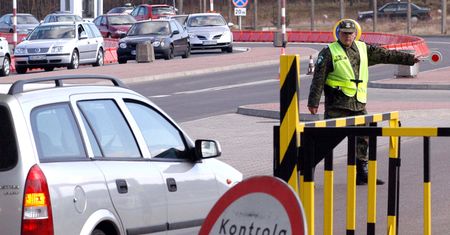 Cedynia. Potrącił policjanta. Trwa obława na złodziei