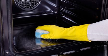 Jak wyczyścić piekarnik bez chemii? Wypróbuj sprawdzone, domowe sposoby