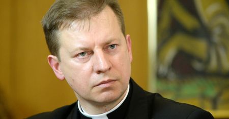 “Tylko nie mów nikomu”: W filmie Tomasza Sekielskiego obejrzysz rozmowę z księdzem Rytel-Andrianikiem nagraną w studio Wirtualnej Polski