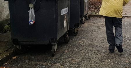 Rembertów. Czekał na policję w śmietniku. Grozi mu 15 lat