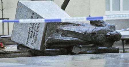 Nagrał obalenie pomnika ks. Jankowskiego. Sekielski zdradza szczegóły