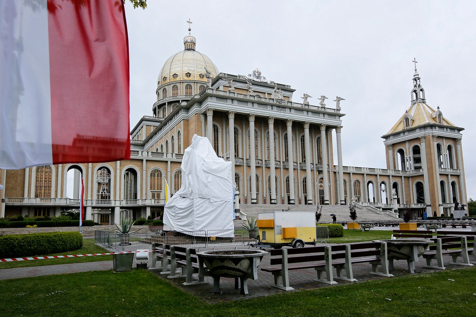 Licheń. Po filmie Tomasza Sekielskiego zasłonięto pomnik księdza