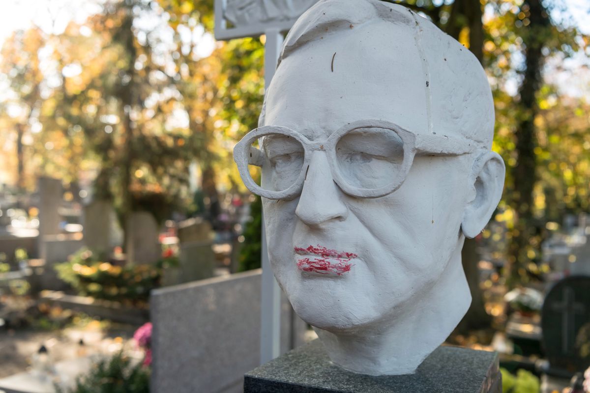 Toruń: wandale zniszczyli rzeźbę na nagrobku prof. Lecha Morawskiego