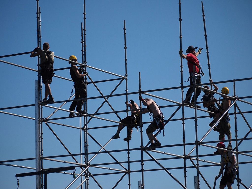 Lepiej, żeby posłowie rozmawiali o skróceniu tygodnia pracy niż "kaczorze dyktatorze"