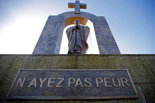 Spór o pomnik Jana Pawła II. Ambasada Francji zajęła stanowisko 