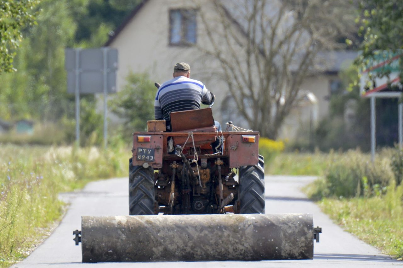 Obornik śmierdzi, traktor hałasuje, owce beczą. Miastowi chcą wykurzyć rolników ze wsi