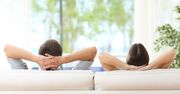 Sofa i narożnik w salonie. Każde pasuje do innego wnętrza
