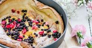 Pieczony naleśnik "baby dutch" z jagodami i lemon curd
