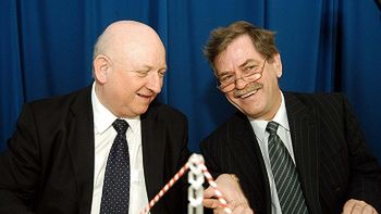 Szef SLD Krzysztof Janik i wicepremier Józef Oleksy podczas posiedzenia Rady Krajowej Sojuszu Lewicy Demokratycznej