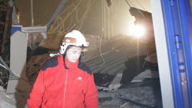 Ratownik na miejscu zawalonej hali