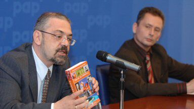 Rzecznik prasowy MSZ Paweł Dobrowolski prezentuje poradnik