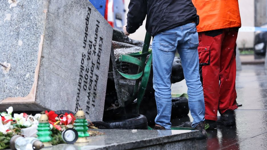 Służby porządkowe usuwają zniszczenia