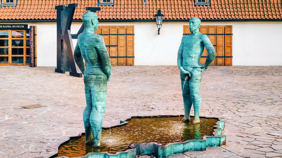 Pomnik w Pradze, który przedstawia dwóch stojących na przeciwko siebie mężczyzn oddających mocz do kałuży w kształcie Republiki Czeskiej
