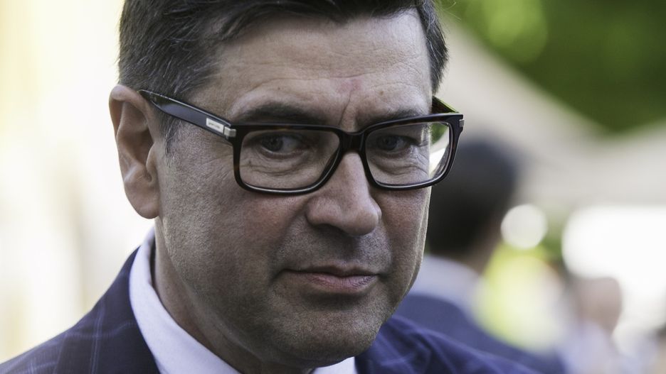 Maciej Grzechnik unikał odpowiedzi na pytanie reportera TVN24 i potrącił oraz kopnął operatora kamery tej stacji