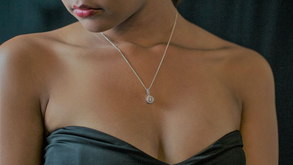 Delikatna i elegancka zawieszka podkreśli atuty urody