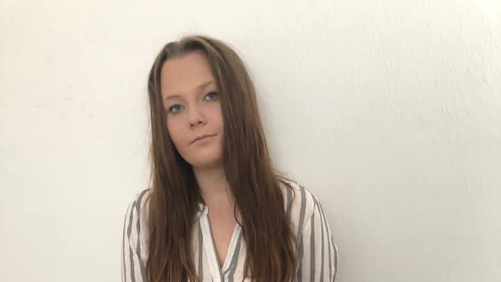 Daria Olejnik wyszła z domu w czarnej kurtce i różowych trampkach