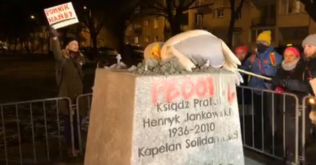 Protest przed cokołem pomnika Jankowskiego. Położono na nim "symbol wiernych"