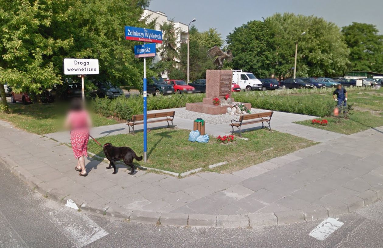 Zdaniem bemowskich radnych z PiS przy pomniku nie ma już miejsca na dodatkową drogę dla rowerów