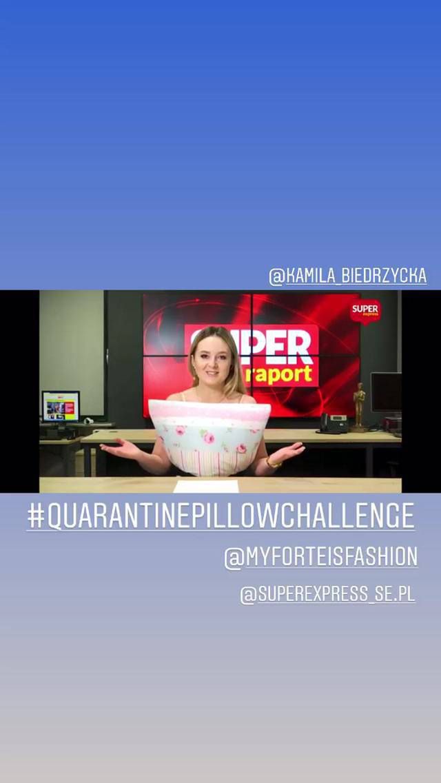 Dziennikarka Monika Tumińska z Super Express w sukience z poduszki w ramach akcji #quarantinepillowchallenge