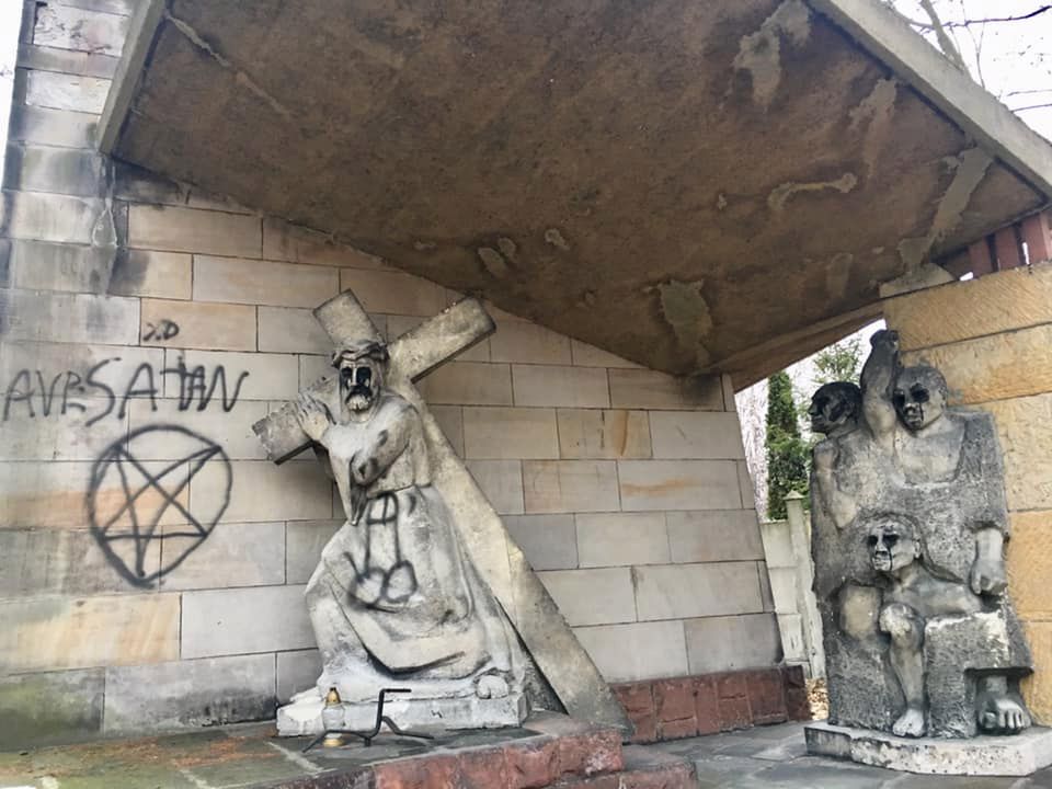 Profanacja zakonu franciszkanów w Katowicach. Symbole satanistów