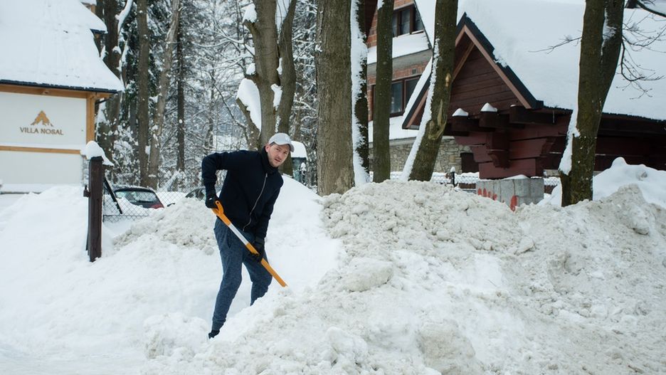 Właściciel nieruchomości ma obowiązek usuwania śniegu i lodu z chodnika, który położony jest wzdłuż jego nieruchomości