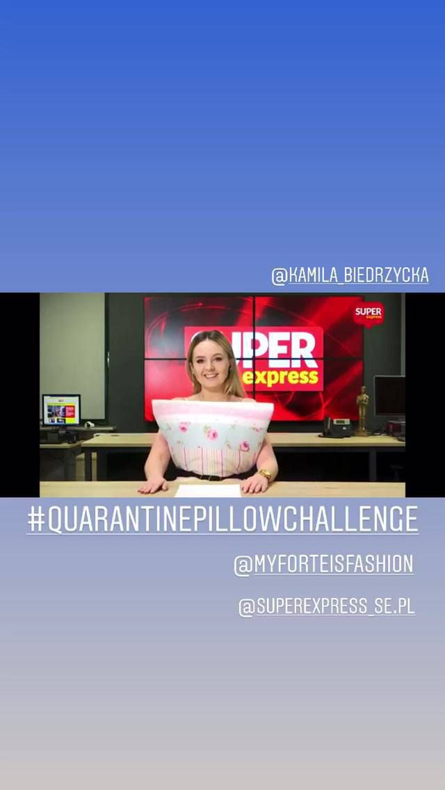 Dziennikarka Monika Tumińska z Super Express w sukience z poduszki w ramach akcji #quarantinepillowchallenge