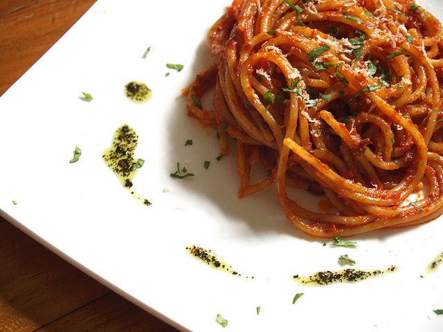 Spaghetti pomidorowe, podobnie jak owoce cytrusowe może sprzyjać takim dolegliwościom jak zgaga.