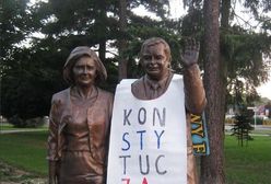 PO żąda wyjaśnień ws. przeszukania domu działacza KOD. Mężczyzna założył baner na pomnik Kaczyńskiego