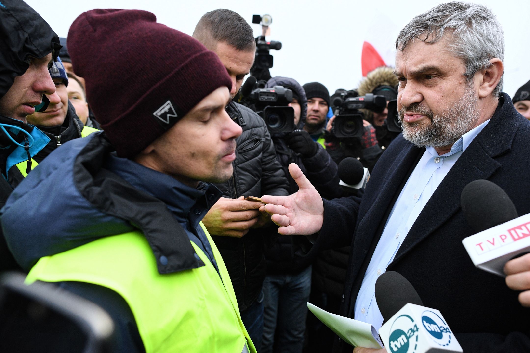 Rolnicy tłumaczą, że rozumieją, iż podróżujący czują dyskomfort z powodu niemożności przejechania, ale ta forma działań została wybrana nieprzypadkowo.