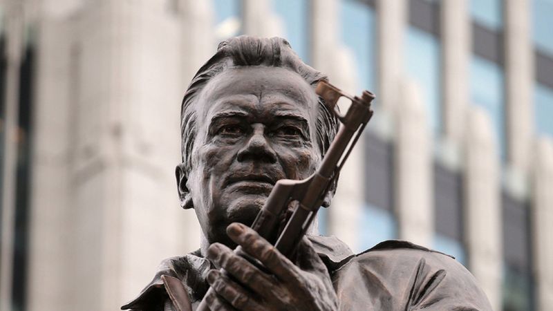 Pomnik Michaiła Kałasznikowa w centrum Moskwy