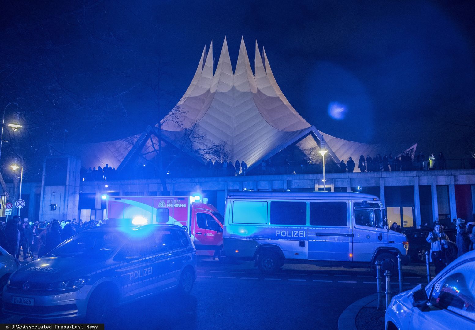 Policja i służby ratunkowe pod halą Tempodrom