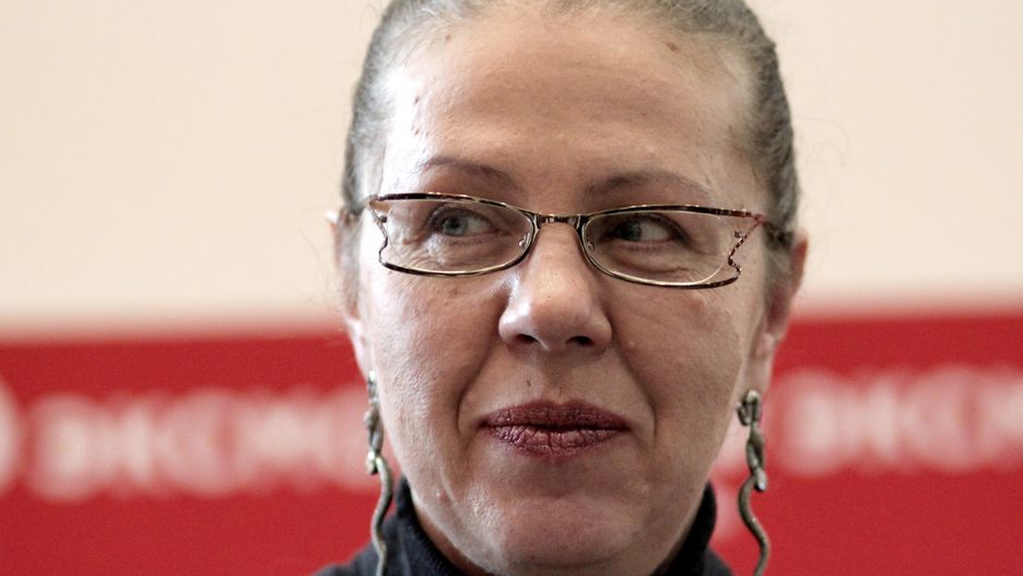 Aleksandra Marinina do 1998 r. pracowała w milicji, miała stopień podpułkownika. Odeszła by poświęcić się karierze pisarskiej.
