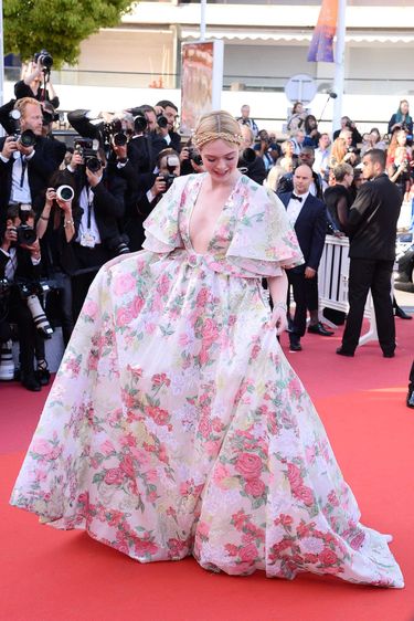 Elle Fanning - suknia Valentino, Cannes 2019
