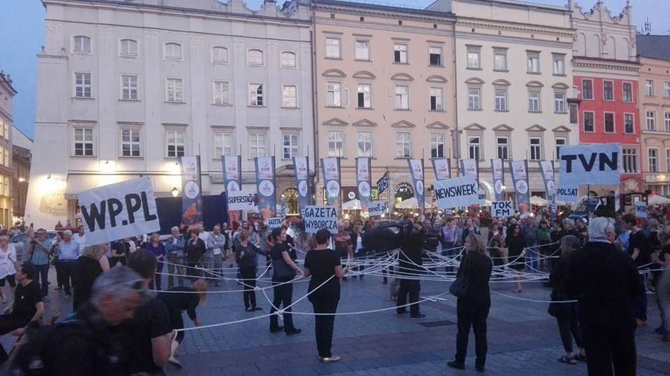 PiS jako gigantyczny pająk pożera media. Nietypowy happening w Krakowie