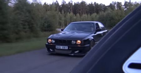Czy stare BMW ma szansę w starciu z 1000-konnym samochodem? Odpowiedź na nagraniu