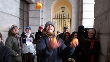 Żonglowanie gumowymi kaczuszkami