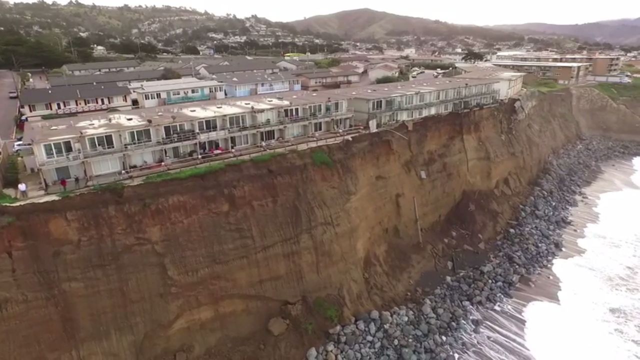 Hotel niemal runął do oceanu! Wszystko przez atak El Niño