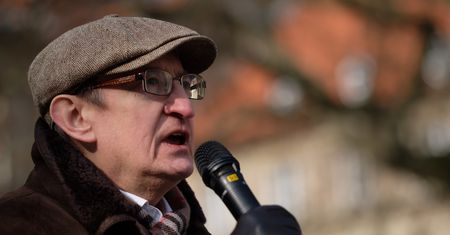 Były senator Józef Pinior mógł mieć romans. "Tu facet ma żonę, tu kochankę..."